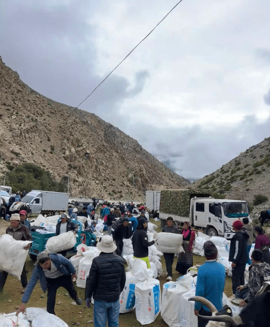 ”在暴雪和雷电中度过惊魂一夜新葡京“上千人来珠峰逛公园