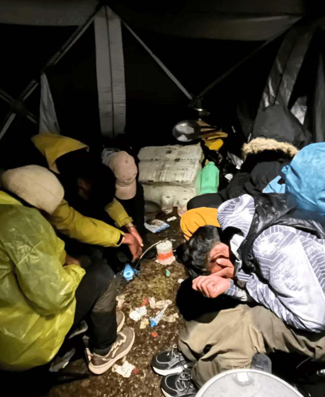 ”在暴雪和雷电中度过惊魂一夜新葡京“上千人来珠峰逛公园(图2)