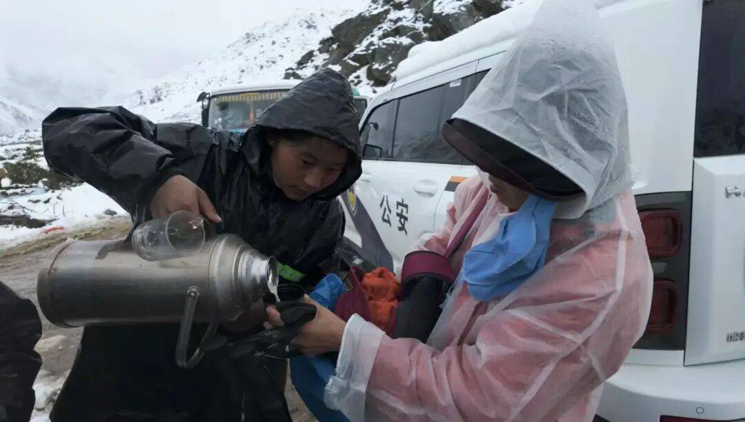 ”在暴雪和雷电中度过惊魂一夜新葡京“上千人来珠峰逛公园(图5)