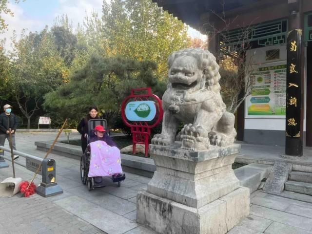 公园适老化方面这些做得还不错但还有改进空间澳门新葡京入口华商报记者走访了12座城市(图2)
