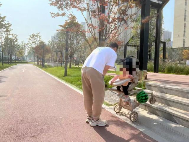 公园适老化方面这些做得还不错但还有改进空间澳门新葡京入口华商报记者走访了12座城市(图11)