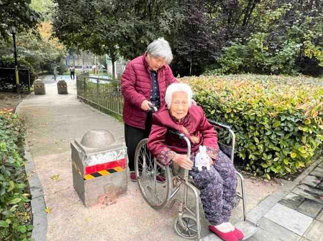 公园适老化方面这些做得还不错但还有改进空间澳门新葡京入口华商报记者走访了12座城市(图17)