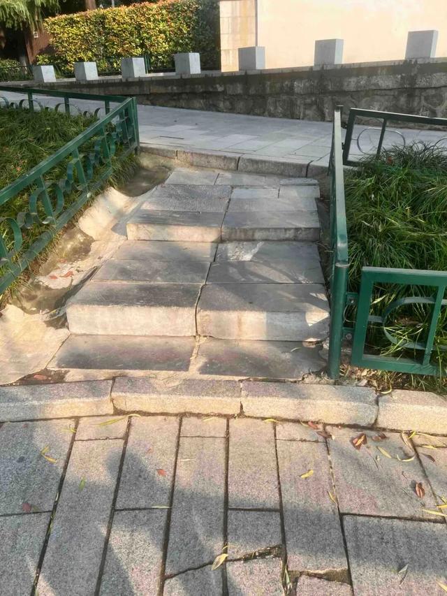 公园适老化方面这些做得还不错但还有改进空间澳门新葡京入口华商报记者走访了12座城市(图23)